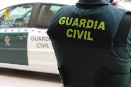 Agentes de la Guardia Civil auxiliando a una joven inconsciente en un restaurante de la carretera A-2078 en Cádiz