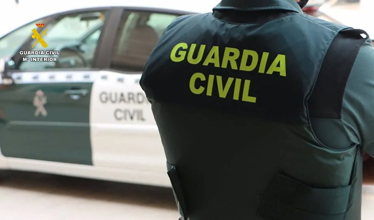 Agentes de la Guardia Civil auxiliando a una joven inconsciente en un restaurante de la carretera A-2078 en Cádiz