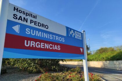 Calle Rosa Chacel en Logroño con señales de tráfico y aceras donde ocurrió el atropello de madre e hija de 5 años