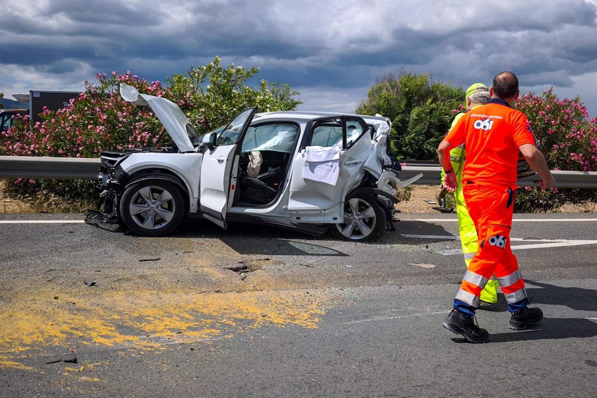 Camión volcado y coches destrozados tras choque múltiple en la A-4 a su paso por Córdoba con 9 heridos