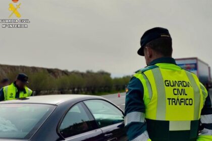 Agente de la Guardia Civil mostrando el brazo mordido tras ser atacado por un perro durante un control en Granada