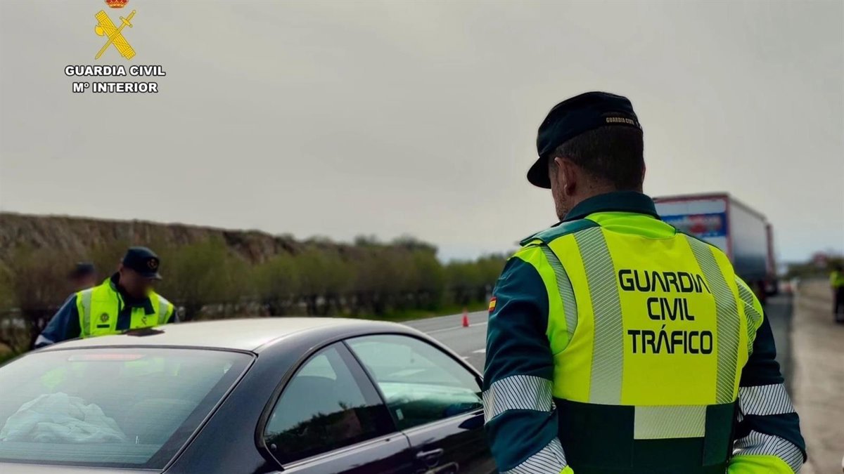 Agente de la Guardia Civil mostrando el brazo mordido tras ser atacado por un perro durante un control en Granada