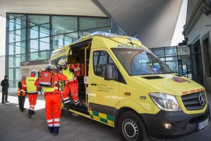 Vehículos accidentados en la GR-30 a la altura de Armilla, con servicios de emergencia atendiendo a los heridos en la calzada