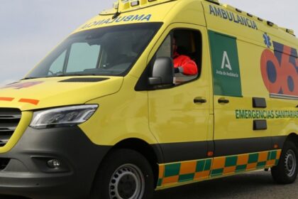 Motocicleta accidentada junto a un tranvibús en la Avenida de las Ciencias de Sevilla tras colisión matutina
