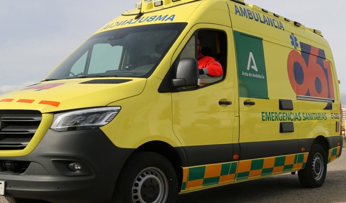 Motocicleta accidentada junto a un tranvibús en la Avenida de las Ciencias de Sevilla tras colisión matutina
