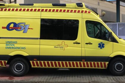Motorista accidentado en curva sinuosa de carretera rural, zona de alto riesgo para caídas de más de 10 metros
