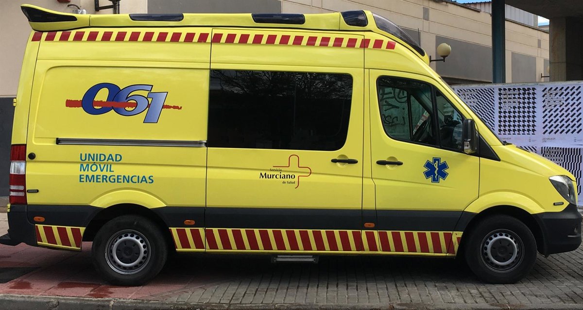 Motorista accidentado en curva sinuosa de carretera rural, zona de alto riesgo para caídas de más de 10 metros