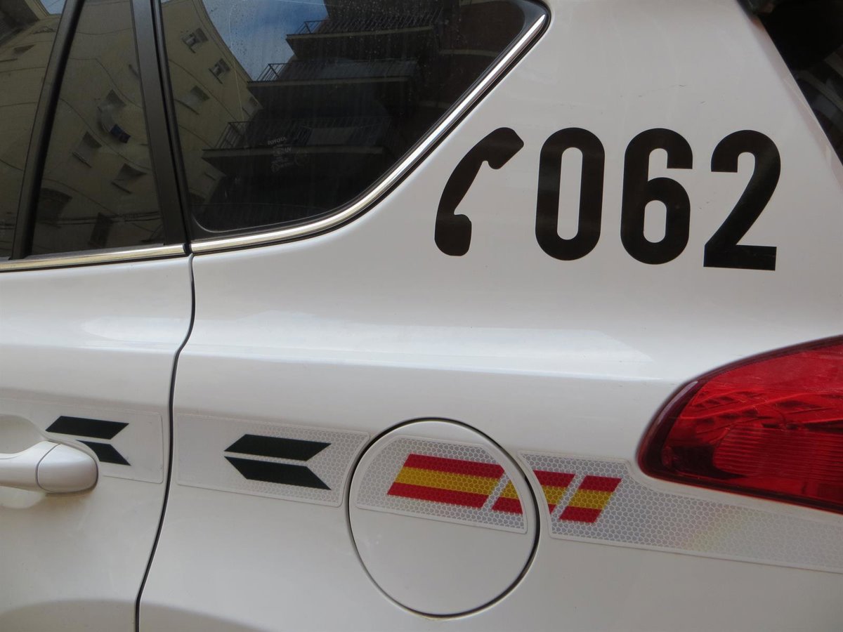 Agente de la Guardia Civil mostrando tarjetas bancarias y un patinete eléctrico incautados tras estafas contactless en Mogán