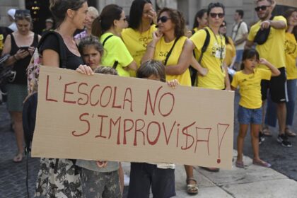 Profesores con pancartas bloqueando ambos carriles del Túnel del Cadí mientras vehículos se acumulan a la entrada