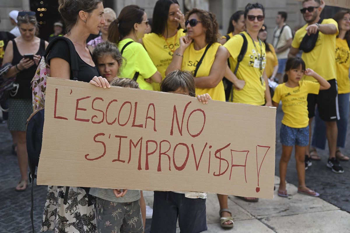 Profesores con pancartas bloqueando ambos carriles del Túnel del Cadí mientras vehículos se acumulan a la entrada