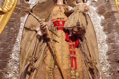 Detalle de las manos de la Virgen de los Remedios sin sus anillos y pulseras de oro robados durante una festividad