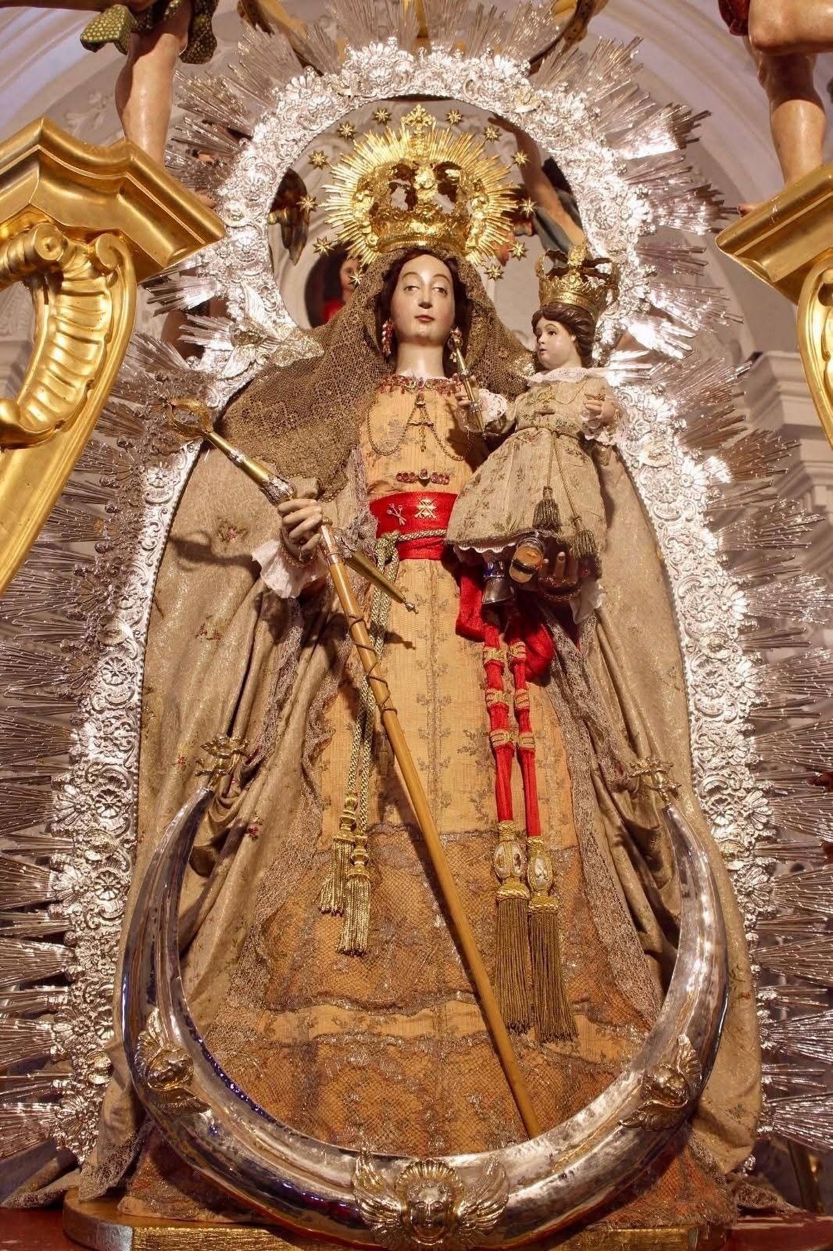 Detalle de las manos de la Virgen de los Remedios sin sus anillos y pulseras de oro robados durante una festividad
