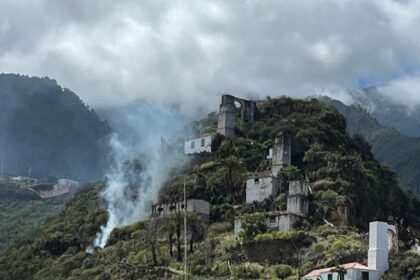 Brigadas forestales combaten el incendio en Los Molinos de Bellido con humo denso y vegetación ardiente al fondo del Parque Natural de Cumbre Vieja