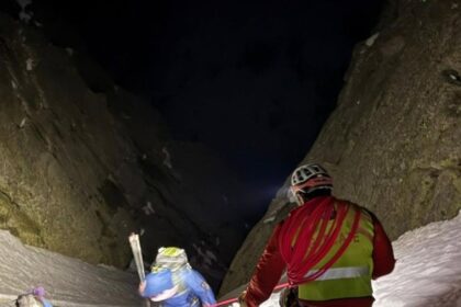 Equipo de rescate en la cara sur del pico Almanzor con helicóptero y montañeros bloqueados por la oscuridad