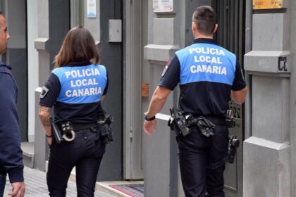 Jugadores juveniles en un campo de fútbol con carteles de 'Cero tolerancia a la violencia' mientras técnicos dialogan con autoridades