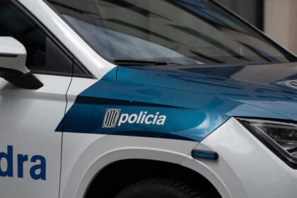 Agentes de los Mossos d'Esquadra registrando una masía rural con cinta policial tras un homicidio violento