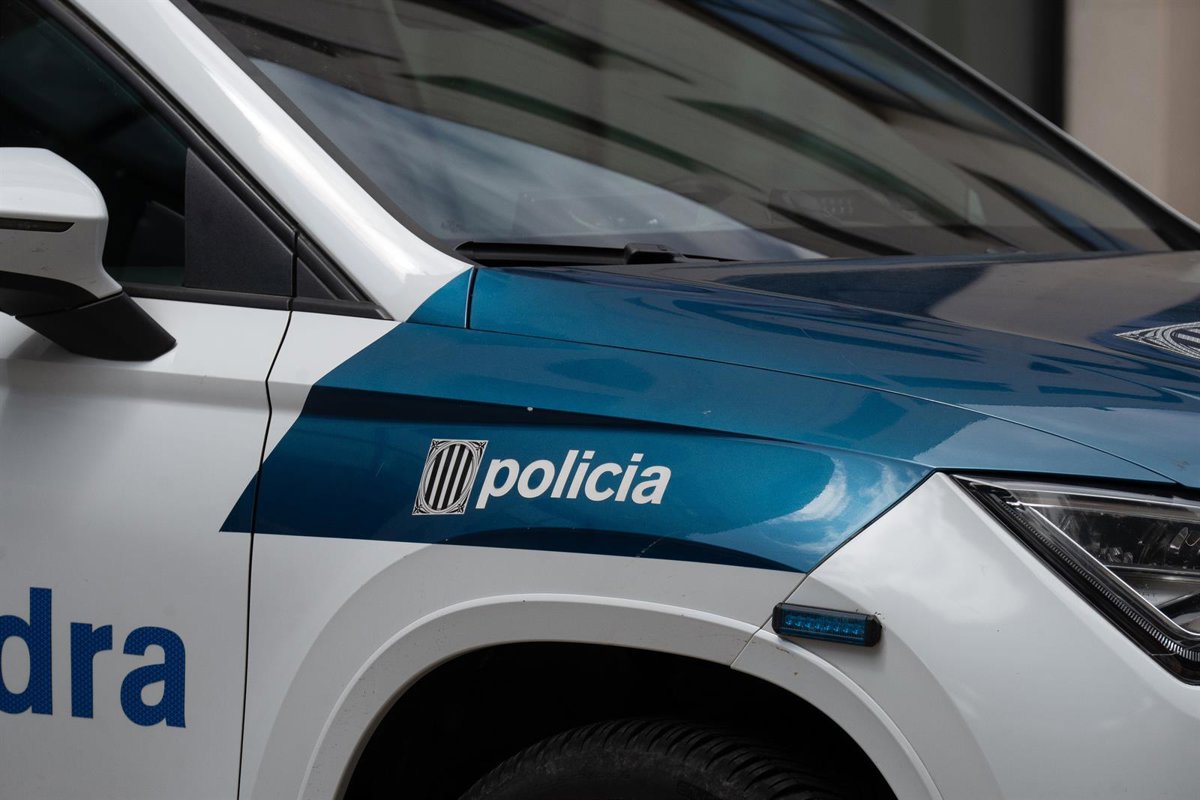 Agentes de los Mossos d'Esquadra registrando una masía rural con cinta policial tras un homicidio violento