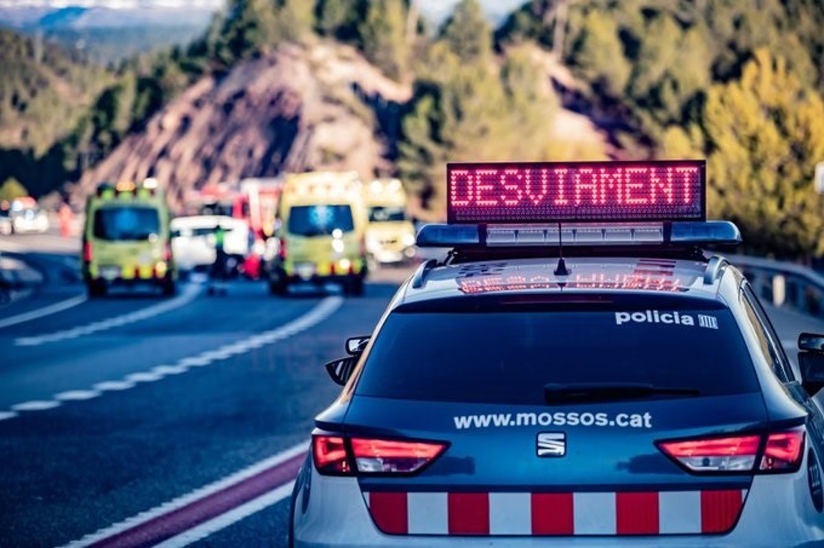 Llamas gigantes consumen dos camiones en la AP-7 cerca de Barcelona con humo negro elevándose sobre la autopista colapsada