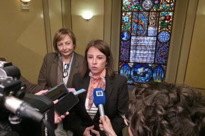 Escena del doble crimen en Oviedo: calle Vázquez de Mella con presencia policial tras el homicidio de dos familiares