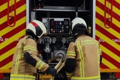 Casa calcinada en Ogíjares con bomberos revisando escombros tras el incendio con víctima mortal de 79 años