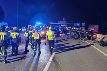Vehículos accidentados en el km 38 de la M-50 con bomberos rescatando a una víctima atrapada entre los hierros