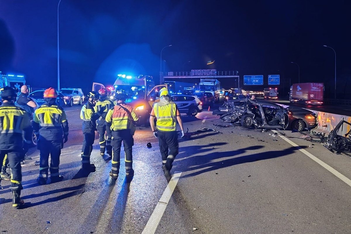 Vehículos accidentados en el km 38 de la M-50 con bomberos rescatando a una víctima atrapada entre los hierros