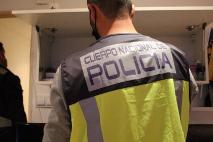 Agentes policiales registrando un local en Valencia vinculado a explotación sexual donde se penalizaba el uso de preservativos