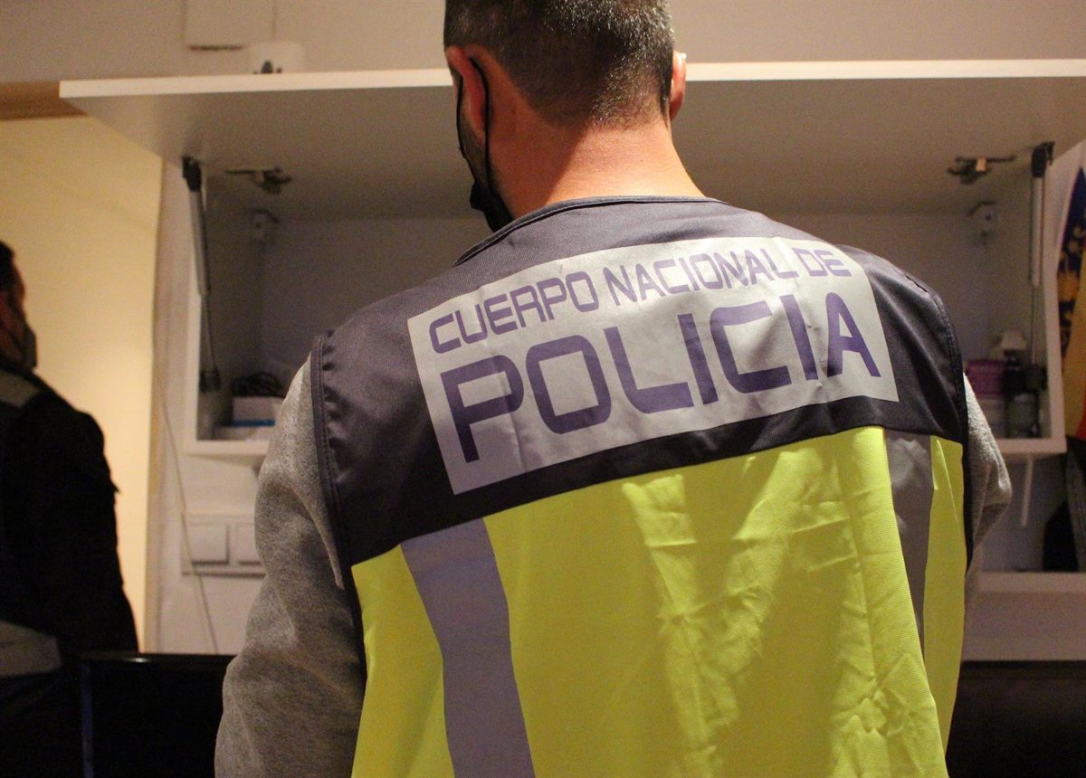 Agentes policiales registrando un local en Valencia vinculado a explotación sexual donde se penalizaba el uso de preservativos