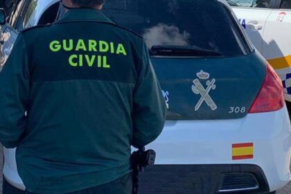Vestuario de un campo de fútbol con la puerta forzada y material deportivo robado en el suelo
