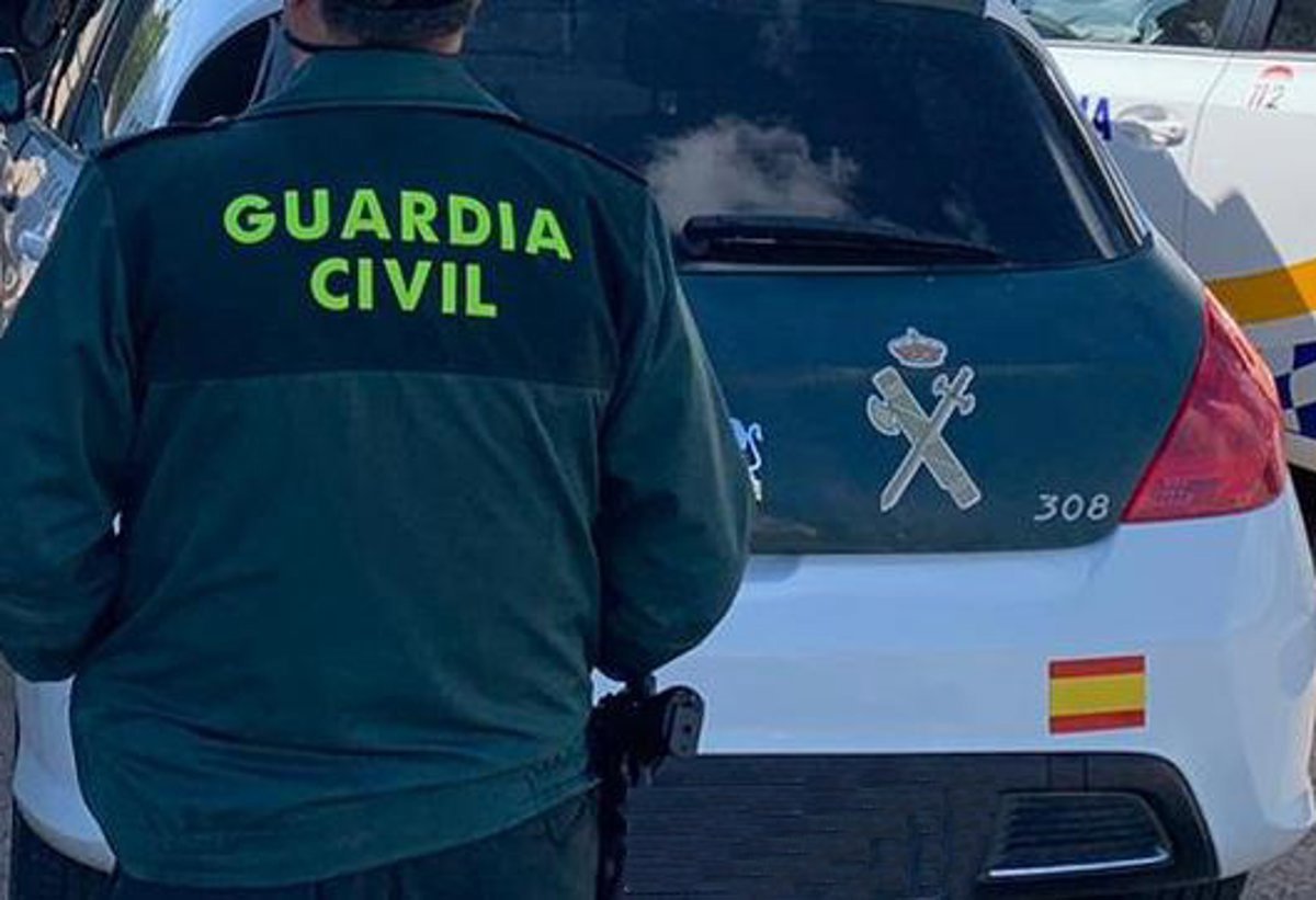 Vestuario de un campo de fútbol con la puerta forzada y material deportivo robado en el suelo