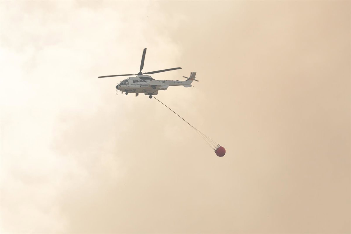 Columna de humo denso sobre Canillas de Aceituno durante los incendios Andalucía con helicópteros extintores en acción