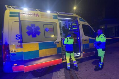Fachada de bar dañada tras explosión nocturna en Villaverde por posible fuga en cámara frigorífica antigua con quemaduras visibles