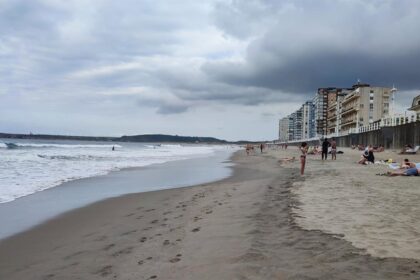 Equipos de rescate con linternas y embarcaciones rastrean la playa de Salinas al anochecer tras la desaparición de un bañista en aguas con corrientes peligrosas