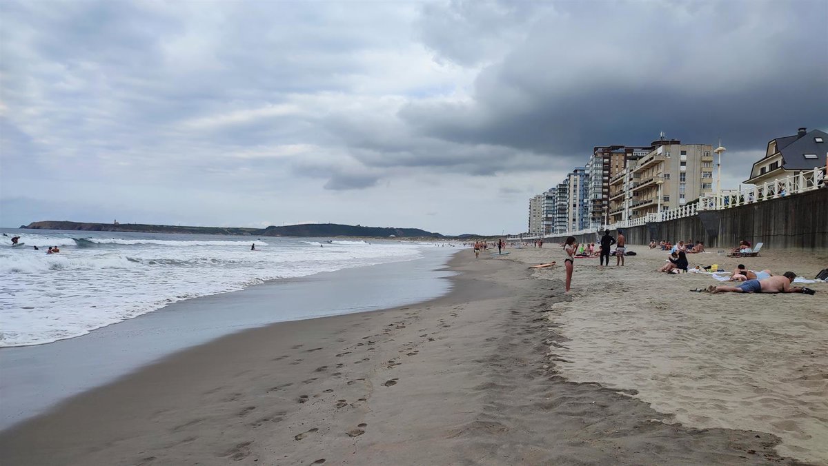 Equipos de rescate con linternas y embarcaciones rastrean la playa de Salinas al anochecer tras la desaparición de un bañista en aguas con corrientes peligrosas