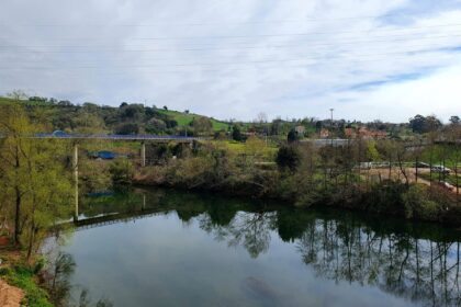 Zona del río Saja en Torrelavega donde un joven de 18 años fue arrastrado por la corriente mortal