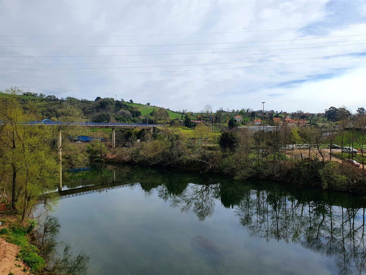 Zona del río Saja en Torrelavega donde un joven de 18 años fue arrastrado por la corriente mortal