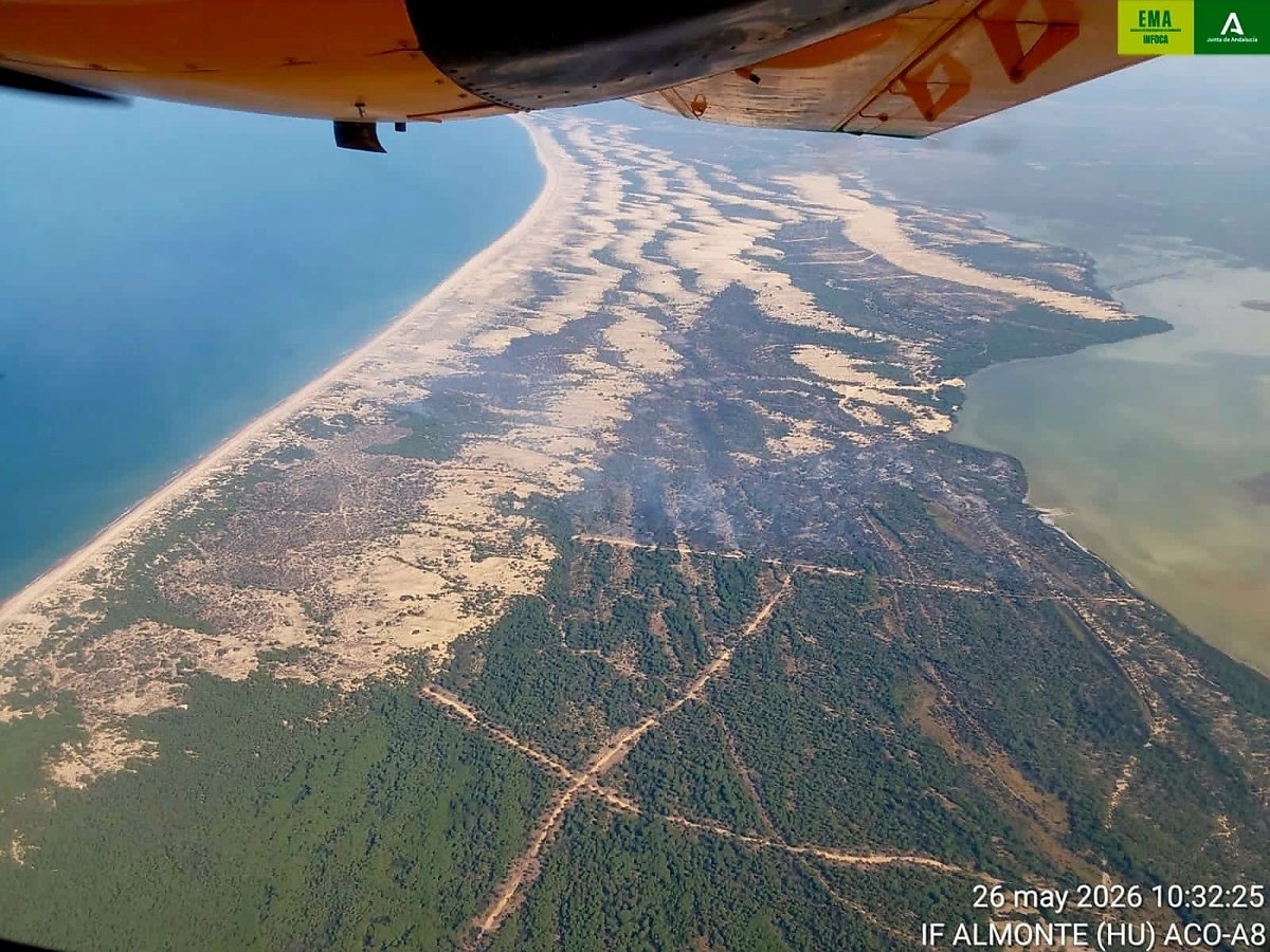 Helicóptero del Plan Infoca sobrevolando el humo en Rincón del Membrillo (Doñana) durante las labores de extinción del incendio con 3 medios aéreos adicionales