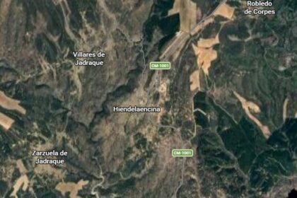 Equipos de emergencia coordinando el rescate de dos mineros atrapados tras derrumbe en galería de mina antigua con luces y equipos especializados