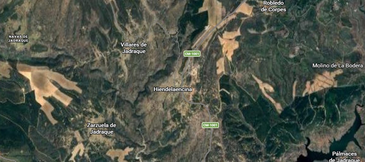 Equipos de emergencia coordinando el rescate de dos mineros atrapados tras derrumbe en galería de mina antigua con luces y equipos especializados