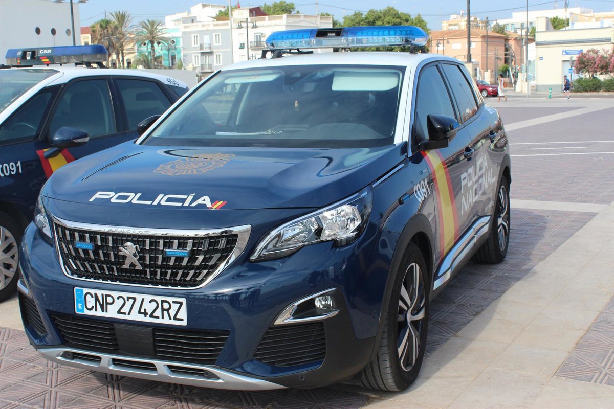 Agentes del GEO y policía nacional durante registros en una operación antiterrorista en viviendas de Alicante y Torrevieja