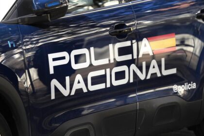 Agentes policiales registrando una vivienda okupa en Puerto del Carmen vinculada a explotación sexual de una adolescente de 14 años