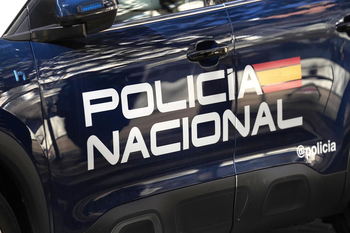 Agentes policiales registrando una vivienda okupa en Puerto del Carmen vinculada a explotación sexual de una adolescente de 14 años