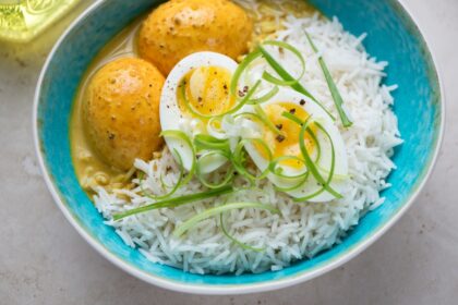 Plato nutritivo de arroz con huevo pochado, rico en proteínas y aminoácidos esenciales para energía duradera