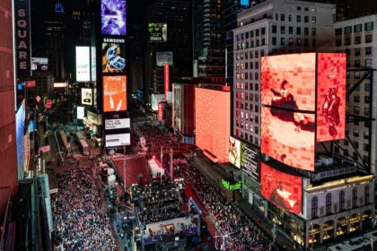 Multitud disfrutando de un concierto al aire libre en Times Square 2026, con luces urbanas y artistas en escena durante 'TSQ Live'