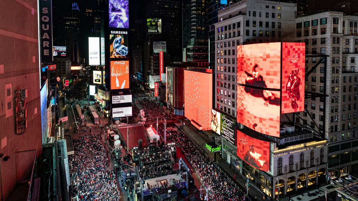 Multitud disfrutando de un concierto al aire libre en Times Square 2026, con luces urbanas y artistas en escena durante 'TSQ Live'