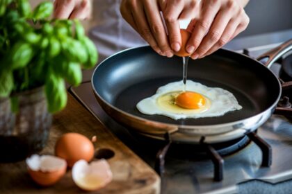 Huevos pochados en un plato blanco con yema intacta rica en colina, nutriente clave para metabolismo hepático y prevención de hígado graso
