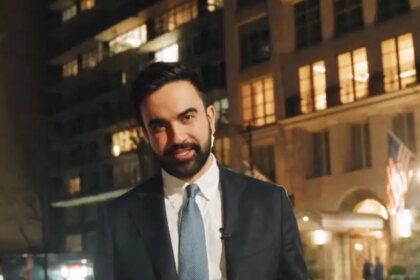 Zohran Mamdani en rueda de prensa mostrando gráficos del presupuesto NY equilibrado en 132 días con impuestos a propiedades de lujo vacías