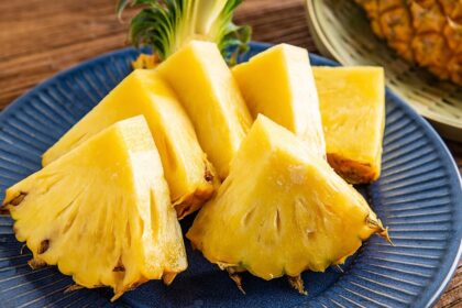 Piña con zonas oscuras en la base: señal de contaminación interna por hongos cancerígenos como Erwinia