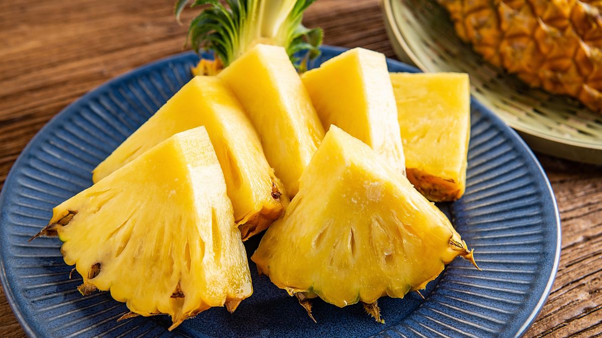 Piña con zonas oscuras en la base: señal de contaminación interna por hongos cancerígenos como Erwinia