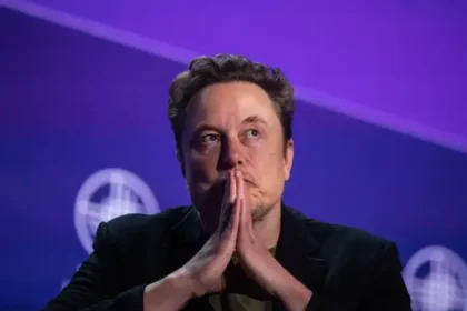 Elon Musk con gesto serio en sala de juicio, señalando el riesgo de que la IA 'nos exterminé' como en 'Terminator'